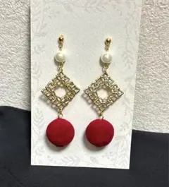 ハンドメイド　ピアス　コーデュロイボール　レッド