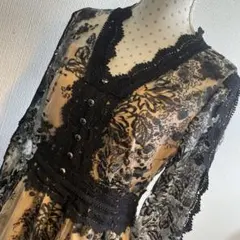 ベージュと黒のレース長袖ドレス