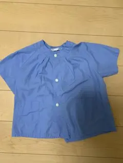 青色ボタン付きブラウス