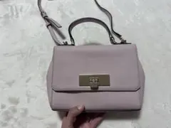 薄いピンクのショルダーバッグ