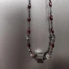 ガーネットと天然石とシルバーのネックレス