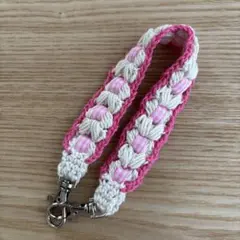 ハンドメイド　手編みハンドストラップ　オフホワイト×ピンク