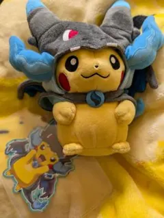 メガリザードンXのポンチョを着たピカチュウ　ぬいぐるみ