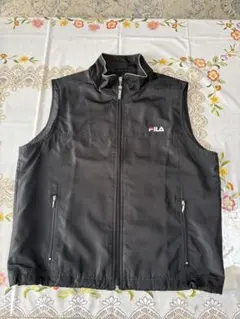 FILA ブラック ジップアップベストＭ美品