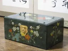 漆塗りジュエリーボックス　金彩蓮花絵付け　真鍮金具付き　アンティーク宝石箱 漆塗りジュエリーボックス 金彩蓮花絵付け 真鍮金具付き アンティーク