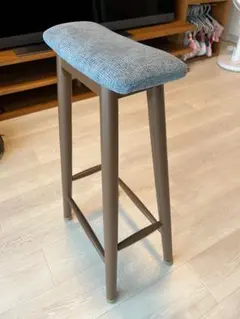 グレーの布張りバースツール