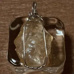 リビアングラス 原石 ワイヤーラップ ペンダントトップ／天然ガラス／隕石衝突⑤