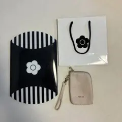 MARY QUANT シンプルエンボスデイジー マルチポーチ　8月3日まで！のサムネイル