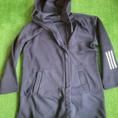 adidas フード付きダークグレー パーカー