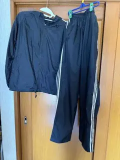 黒いナイロンジャケットとパンツのセット