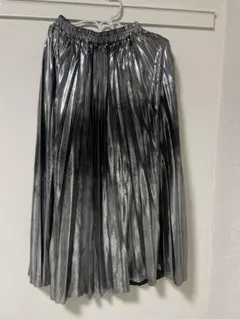 シルバーのプリーツスカート