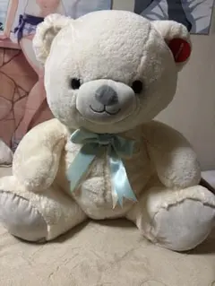 クリーム色のクマのぬいぐるみ