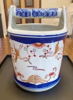 【USED美品】神戸アルファルファ 花器　 手桶型　染付赤絵　鶴文様のサムネイル