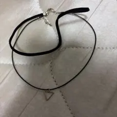 シンプル ブラック チョーカー 三角形チャーム