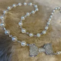 ライクアチャーム　グラスビーズ　リボンモチーフロングネックレス　ホワイトシルバー