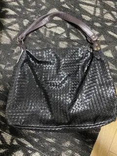 黒いレザーショルダーバッグ 編み込みデザイン