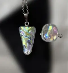 手作りガラスの宝石　チタンダイクロガラスリングとペンダント2点セットフリーサイズ