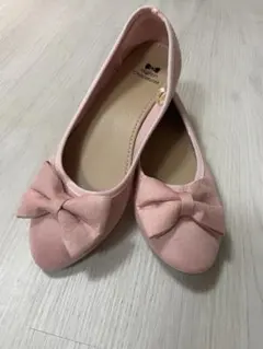 リボン付きピンクフラットシューズ