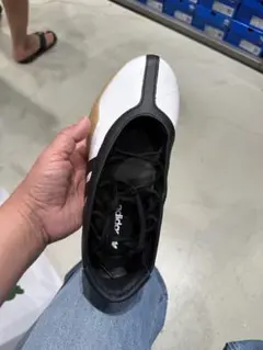 adidas スニーカー ホワイト/ブラック/ゴールド