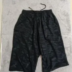 迷彩柄ブラックのハーフパンツ