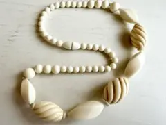年代物 アイボリークリーム系 乳白色 ネジ式開閉 vintageレトロネックレス