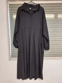 黒いボタン付き長袖ドレス