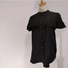 a0441 フリル付きブラックボタンシャツ S　シンプル　おしゃれ　夏物　涼しい