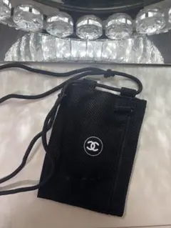 【新品】非売品 シャネル ノベルティ スマホショルダーバッグ 白黒ポーチ 箱付き 新品 CHANEL シャネル ノベルティ ショルダーバッグ スマホポーチ 斜