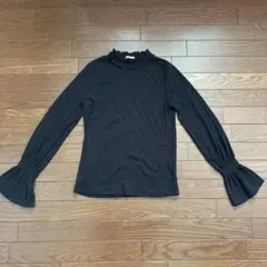 フリルネック ブラック トップス