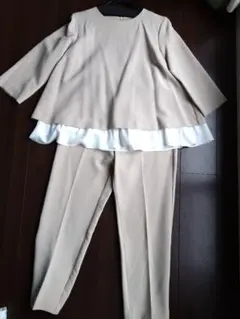 ベージュ フリル付きパンツスーツ