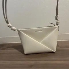 CHARLES & KEITH ミドリジオメトリッククロスボディバッグ　ホワイト