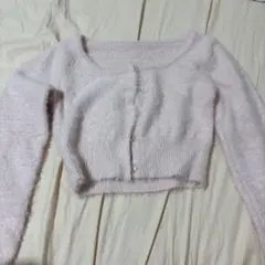 薄いピンクのクロップドカーディガン
