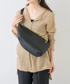 美品 russet ナイロン アシンメトリー ラウンドショルダーバッグ ブラック