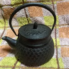 黒い凹凸模様の鉄瓶 南部盛栄堂 1L - メルカリ