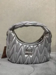 MIUMIUシルバー プリーツデザイン ショルダーバッグaw - メルカリ
