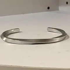 新品未使用品　ツイストバングル ブレスレット　アクセサリー メンズ　レディース