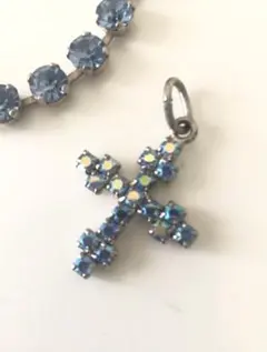 AGATHA PARIS ラインストーン　ネックレストップ　クロス十字架　ブルー