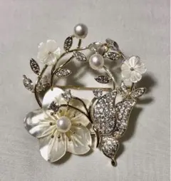 ブローチ 桜 花 蝶々　天然石 白蝶貝 スワロフスキー パール　白18KGP