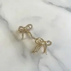 ゴールドリボン型ピアス　両耳　リボンピアス　ピアス　イヤリング　ラインストーン