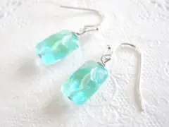 一粒ピアス　ぷっくりスクエア飴玉の様なガラスビーズ