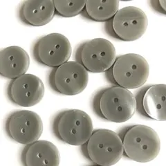 グレーのポリエステル製2穴ボタン