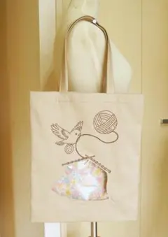 編み物用にも　透明窓付きの手刺繍トートバッグ　小鳥と毛糸玉　こげ茶カラー