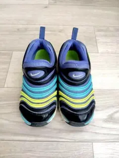 Nike ダイナモフリー　ストライプデザイン スニーカー　20cm　ナイキフリー