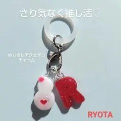 【さり気なく推し活♡】レッド雪だるま イニシャルR目印チャーム