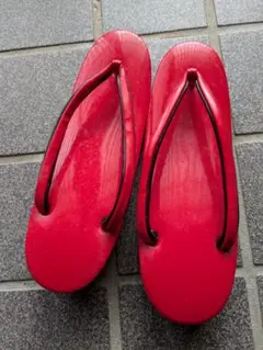 赤い草履 黒いストラップ付き