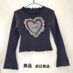 ハート刺繍フリル付きブラウンニット クロップドデザイン