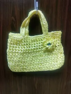 70年代っぽい黄色の花モチーフ付きかごバッグ