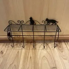 猫デザインの黒い金属製ラック