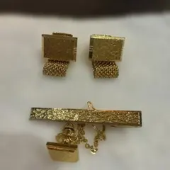 ゴールドカフリンクスとタイバーセット