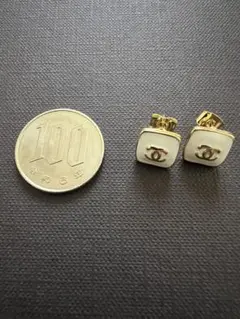 新品未使用品⭐︎ シャネルストーン ピアス ホワイト ゴールド 文字ロゴ入り